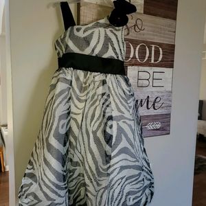 Girls size 4 formal blk/white dress. Gold jewels.